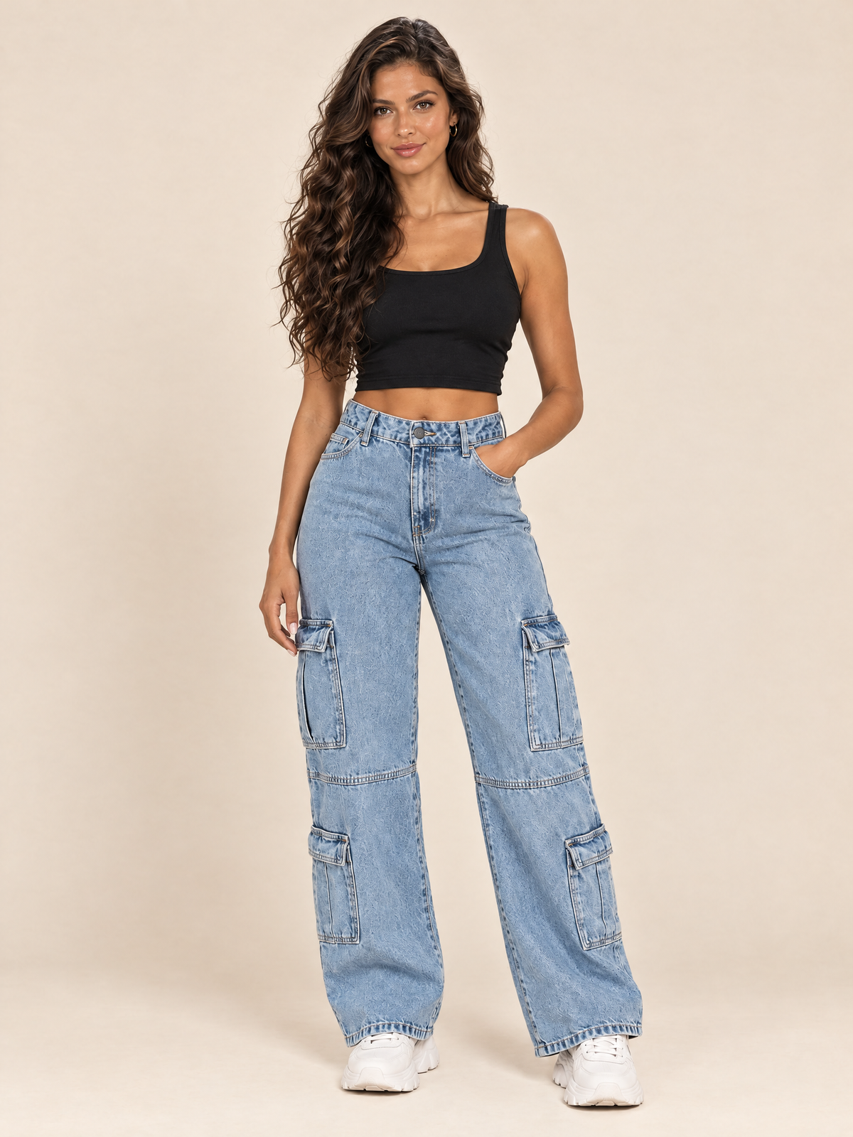 Modelo com calça wide leg cargo jeans