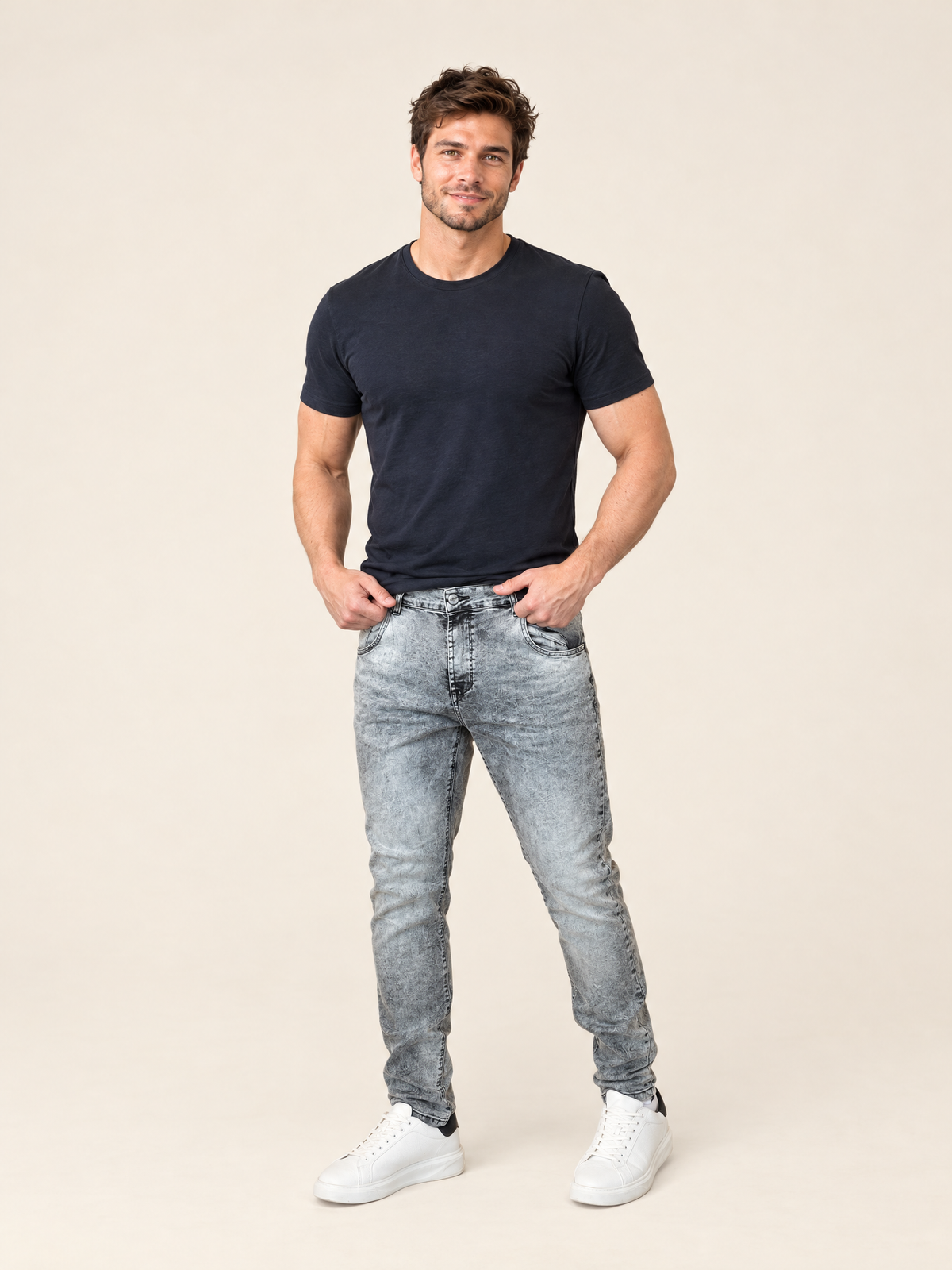 Modelo com calça jeans masculina slim