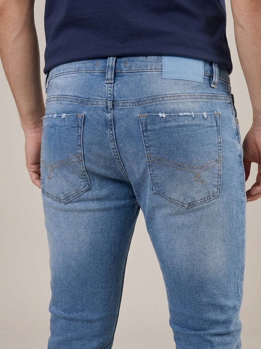 Calça Jeans Masculina Slim Azul Daylight – detalhe dos bolsos traseiros
