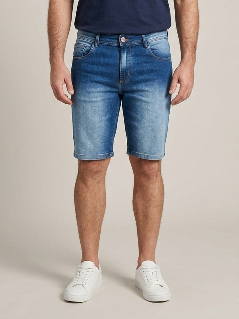 Bermuda Jeans Masculina Azul Claro Lavado – frente, meio corpo