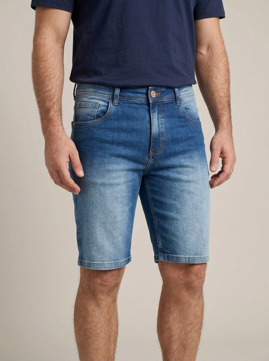 Bermuda Jeans Masculina Azul Claro Lavado – detalhe da frente