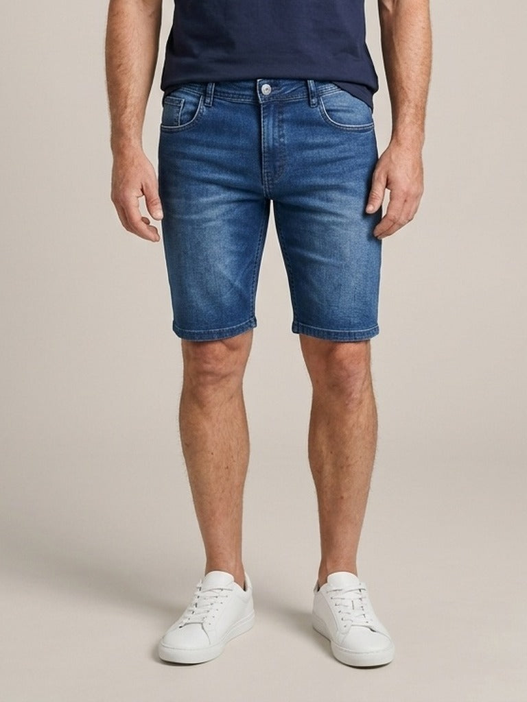 Bermuda Jeans Masculina Azul Escuro – frente, meio corpo