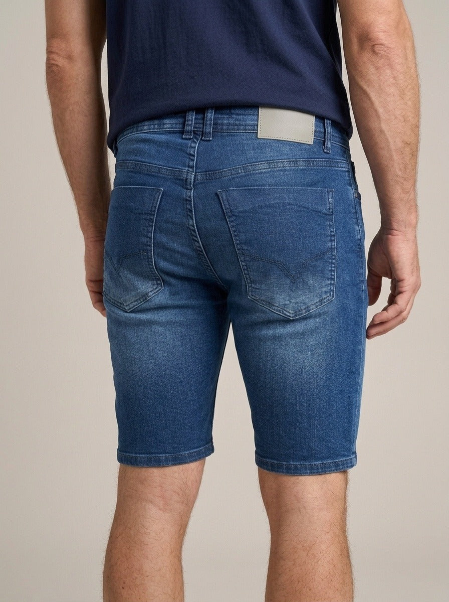 Bermuda Jeans Masculina Azul Escuro – detalhe dos bolsos traseiros