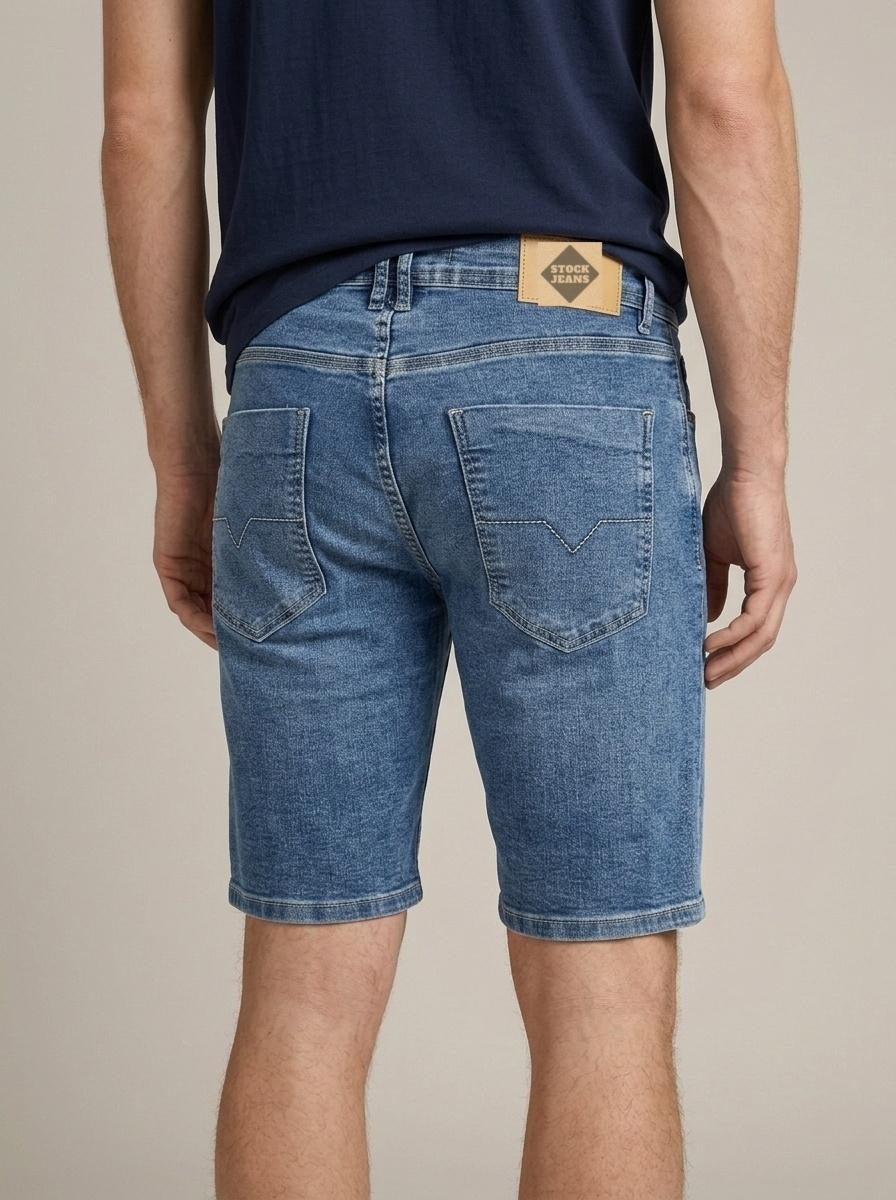 Bermuda Jeans Masculina Azul Marmorizado – detalhe dos bolsos traseiros