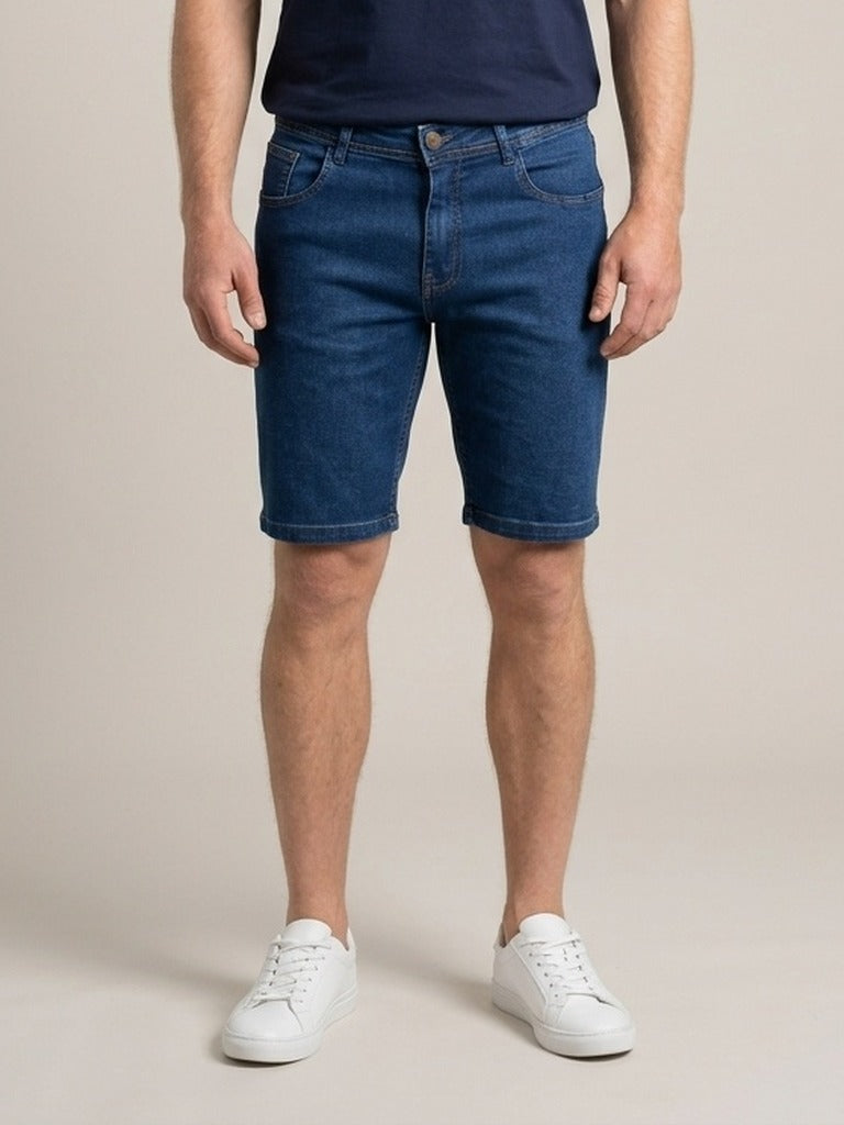 Bermuda Jeans Masculina Azul Padrão – frente, meio corpo