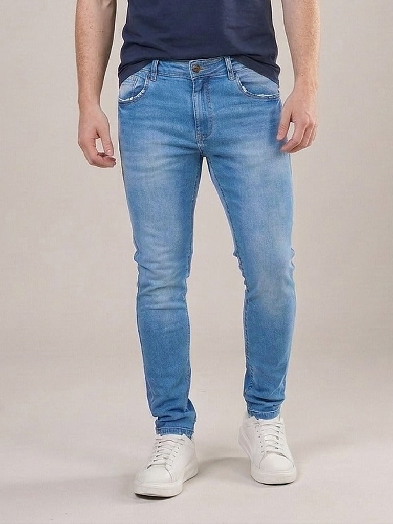 Calça Jeans Masculina Slim Azul Daylight – frente, meio corpo