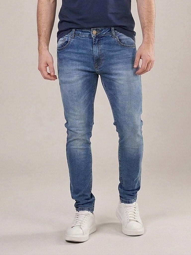 Calça Jeans Masculina Slim Blue Marbella – frente, meio corpo
