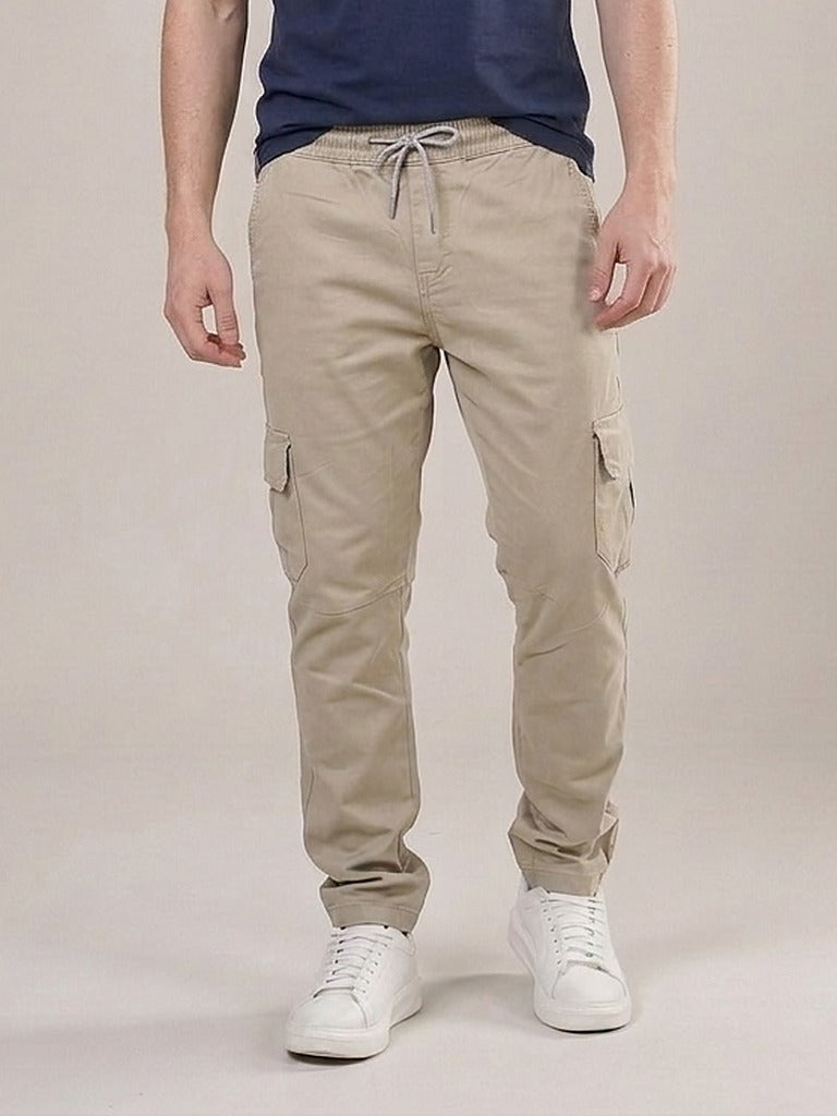 Calça Cargo Masculina de Sarja Bege – frente, meio corpo