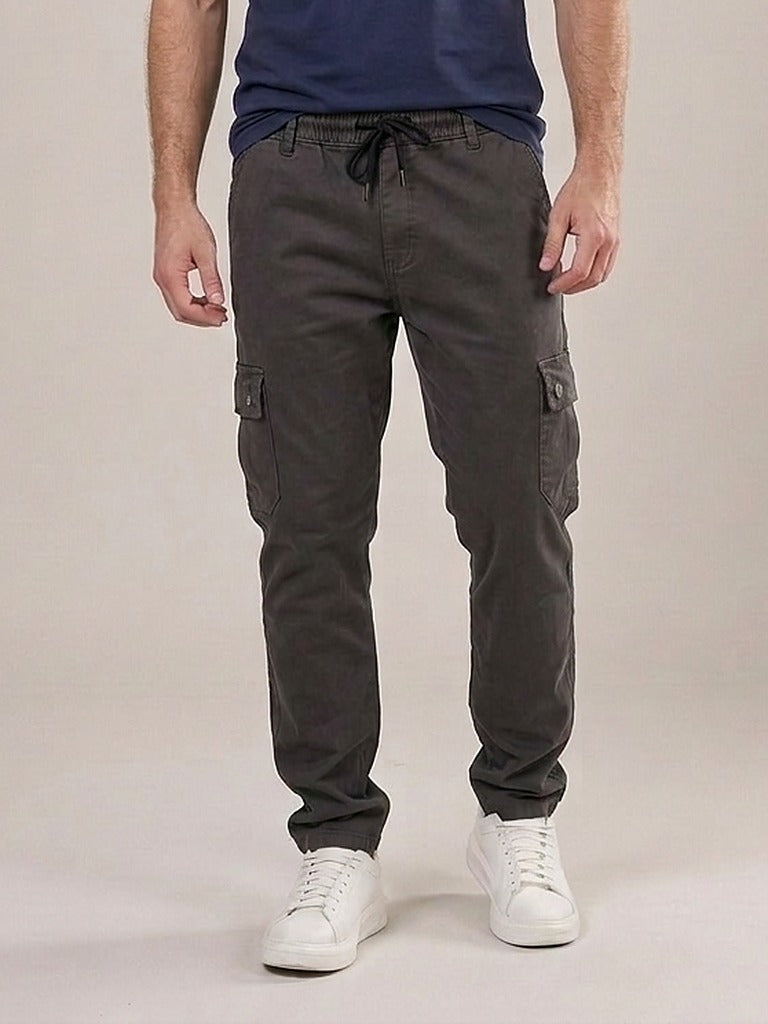 Calça Cargo Masculina de Sarja Chumbo – frente, meio corpo