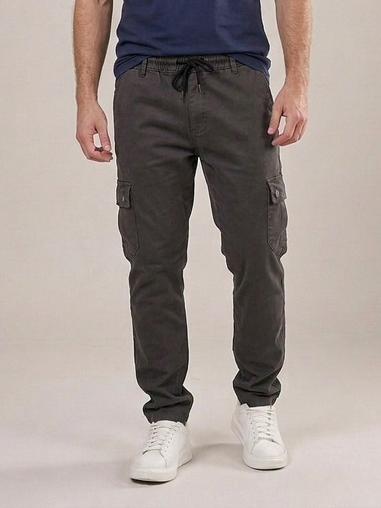 Calça Cargo Masculina de Sarja Chumbo – frente, meio corpo