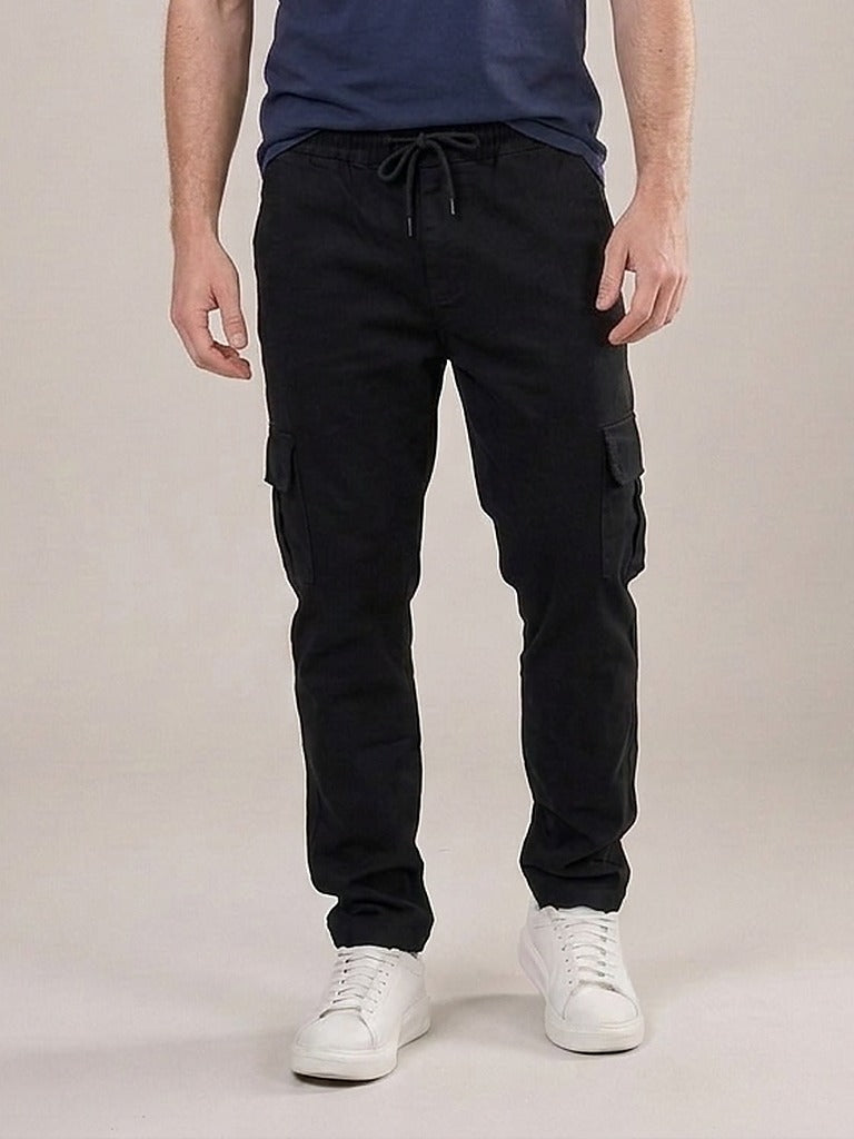Calça Cargo Masculina de Sarja Preto – frente, meio corpo