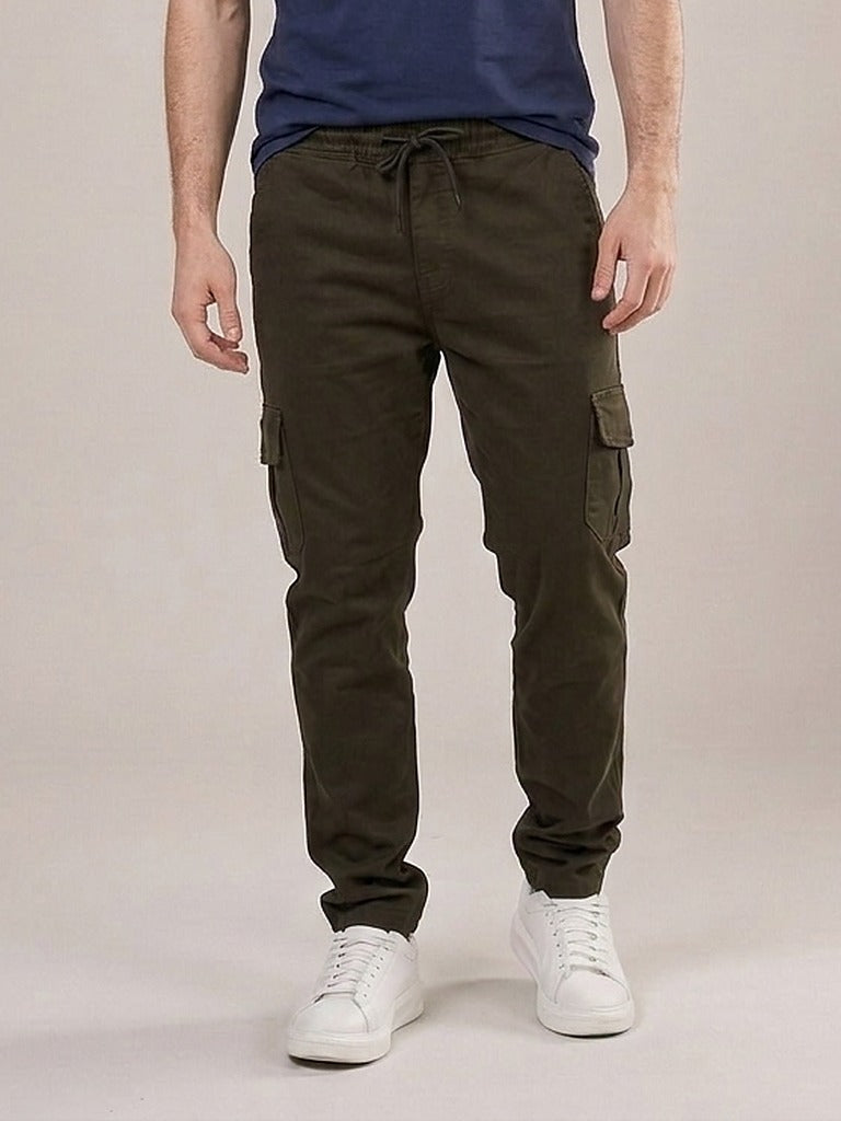 Calça Cargo Masculina de Sarja Verde Militar – frente, meio corpo