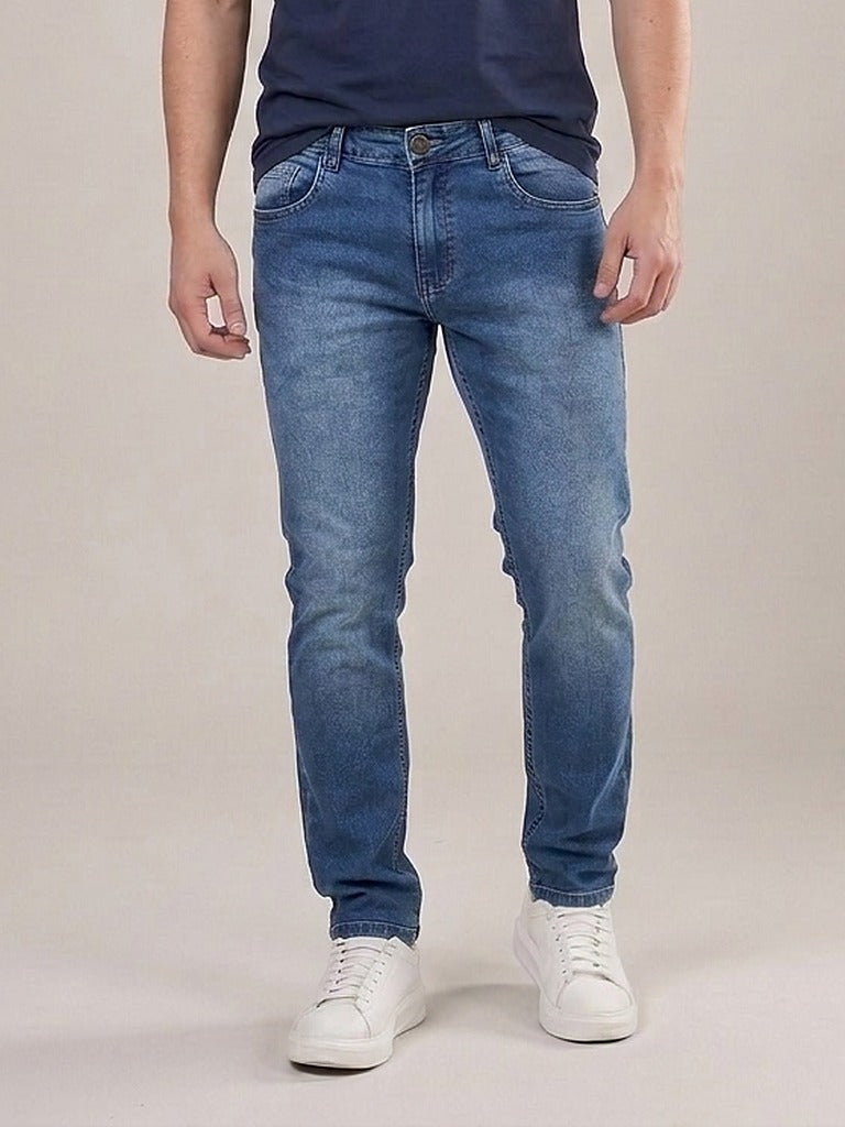 Calça Jeans Masculina Reta Tradicional Azul Atlântico – frente, meio corpo