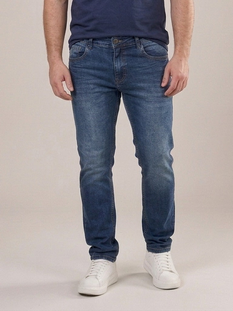 Calça Jeans Masculina Reta Tradicional Azul Eclipse – frente, meio corpo
