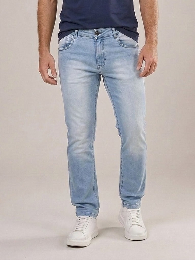 Calça Jeans Masculina Reta Tradicional Azul Light – frente, meio corpo