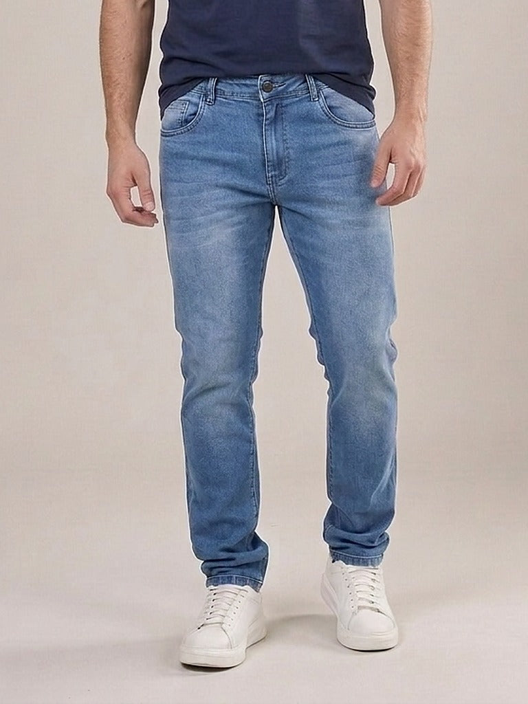 Calça Jeans Masculina Reta Tradicional Standard Wash – frente, meio corpo