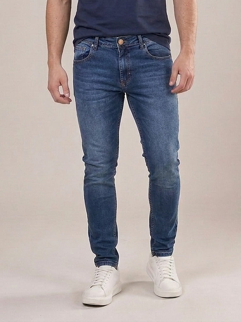Calça Jeans Masculina Slim Blue Huqqa – frente, meio corpo