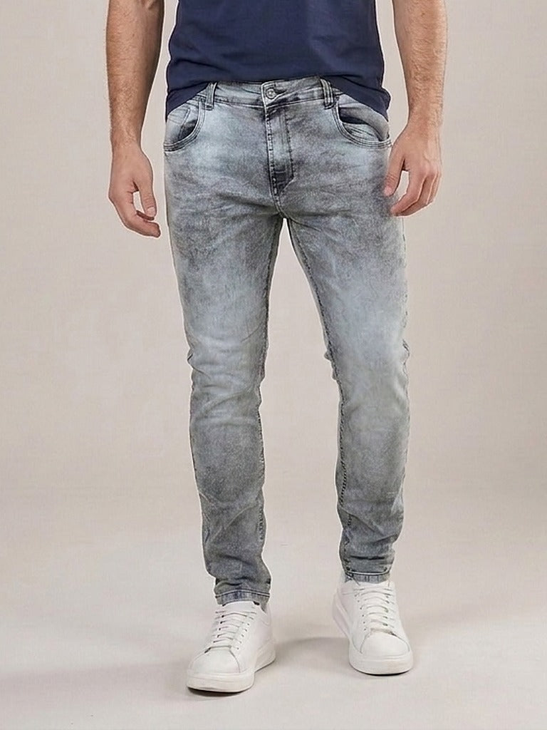 Calça Jeans Masculina Slim Cinza Claro Estonado – frente, meio corpo