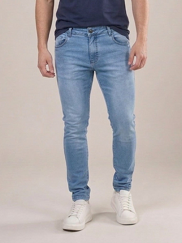 Calça Jeans Masculina Slim Cós Passantes Azul Bahamas – frente, meio corpo