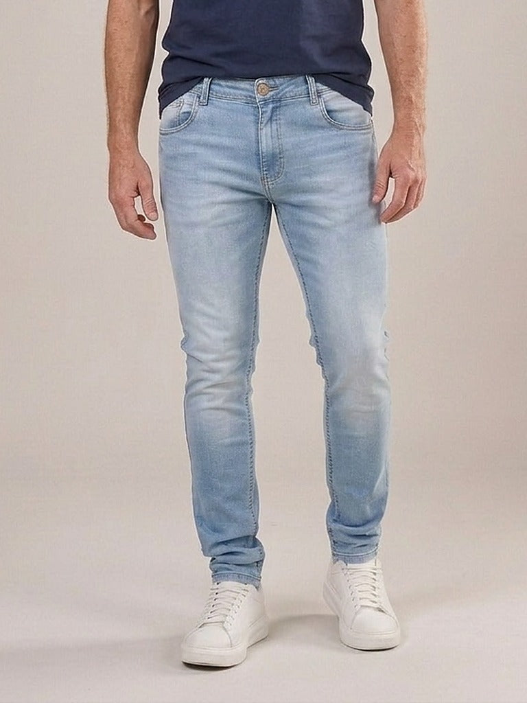 Calça Jeans Masculina Slim Cós Passantes Azul Brighton – frente, meio corpo