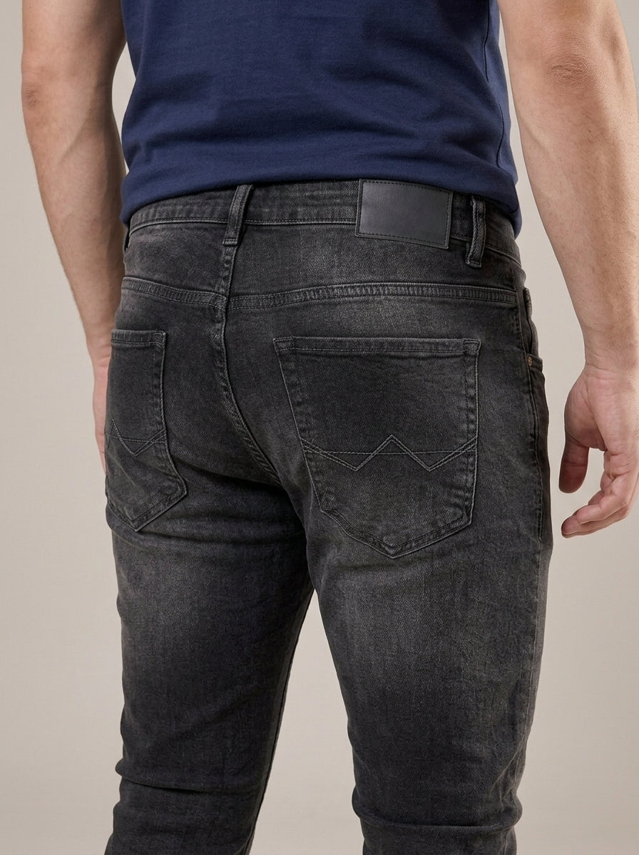Calça Jeans Masculina Slim Cós Passantes Black Marmol – detalhe dos bolsos traseiros
