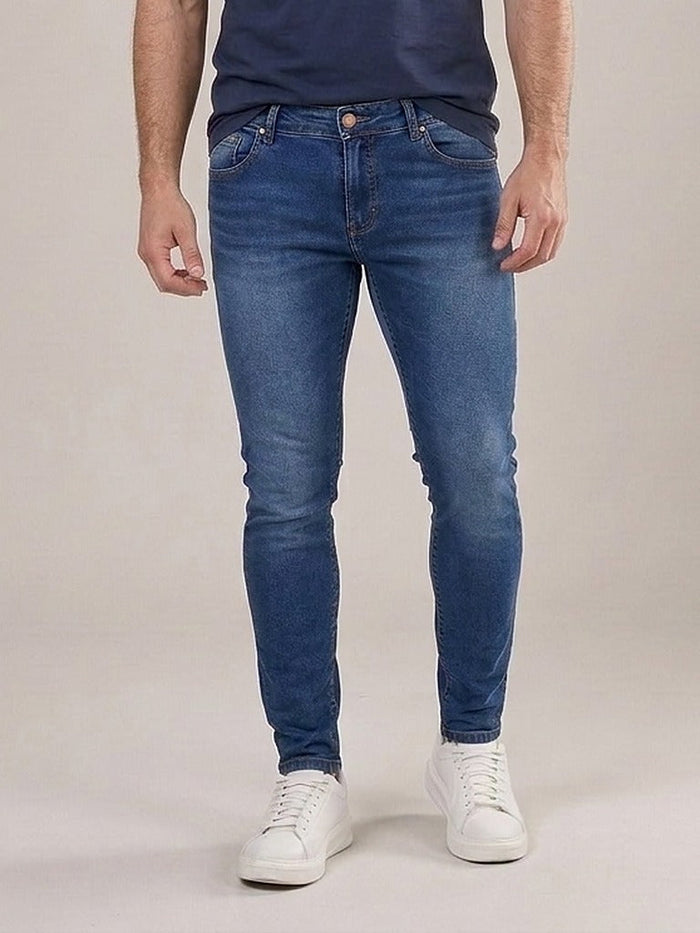 Calça Jeans Masculina Skinny Azul Médio – frente, meio corpo