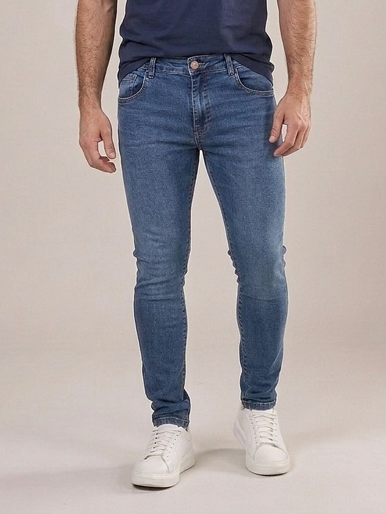 Calça Jeans Masculina Slim Montenegro – frente, meio corpo