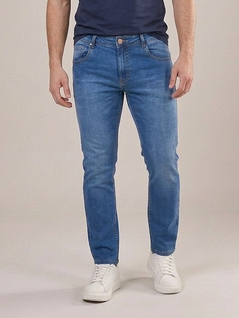 Calça Jeans Masculina Slim Budva – frente, meio corpo