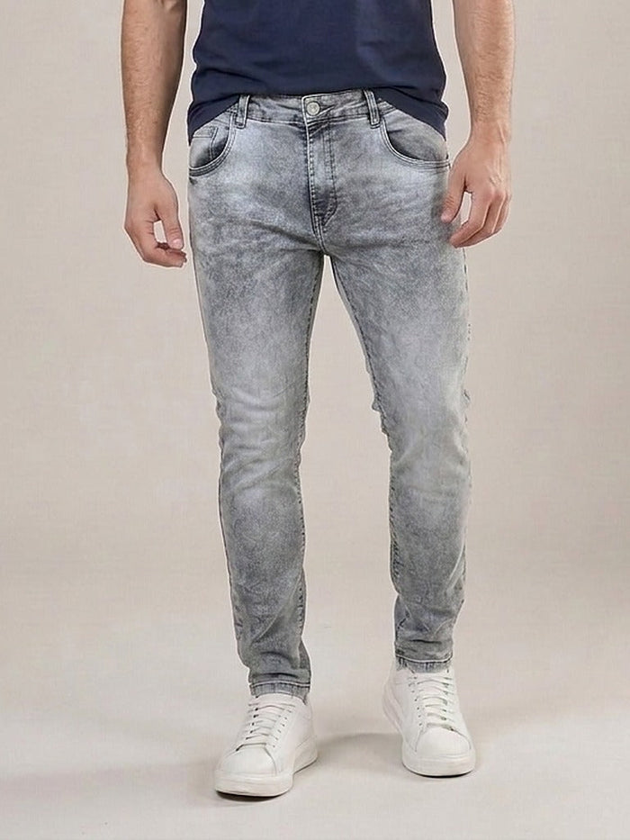 Calça Jeans Masculina Slim – frente, meio corpo