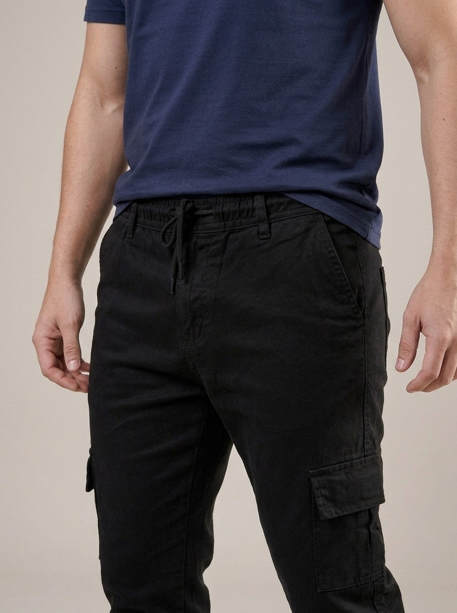 Calça Cargo Masculina de Sarja Preto – detalhe da frente