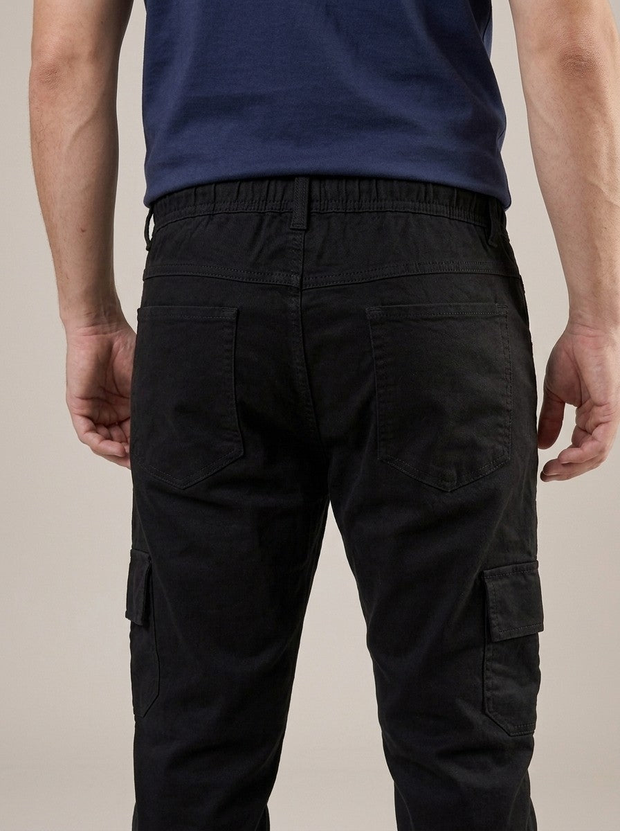 Calça Cargo Masculina de Sarja Preto – detalhe dos bolsos traseiros