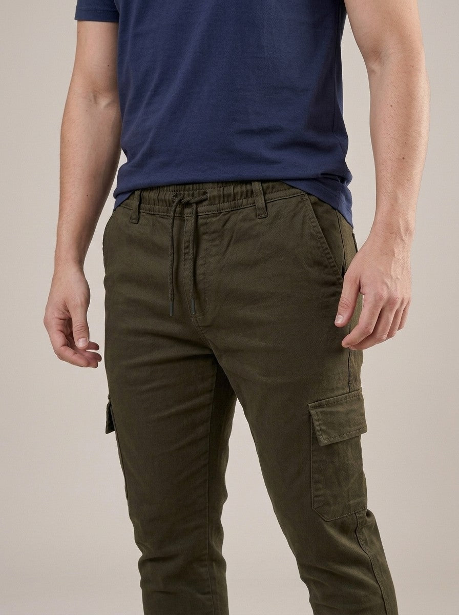 Calça Cargo Masculina de Sarja Verde Militar – detalhe da frente