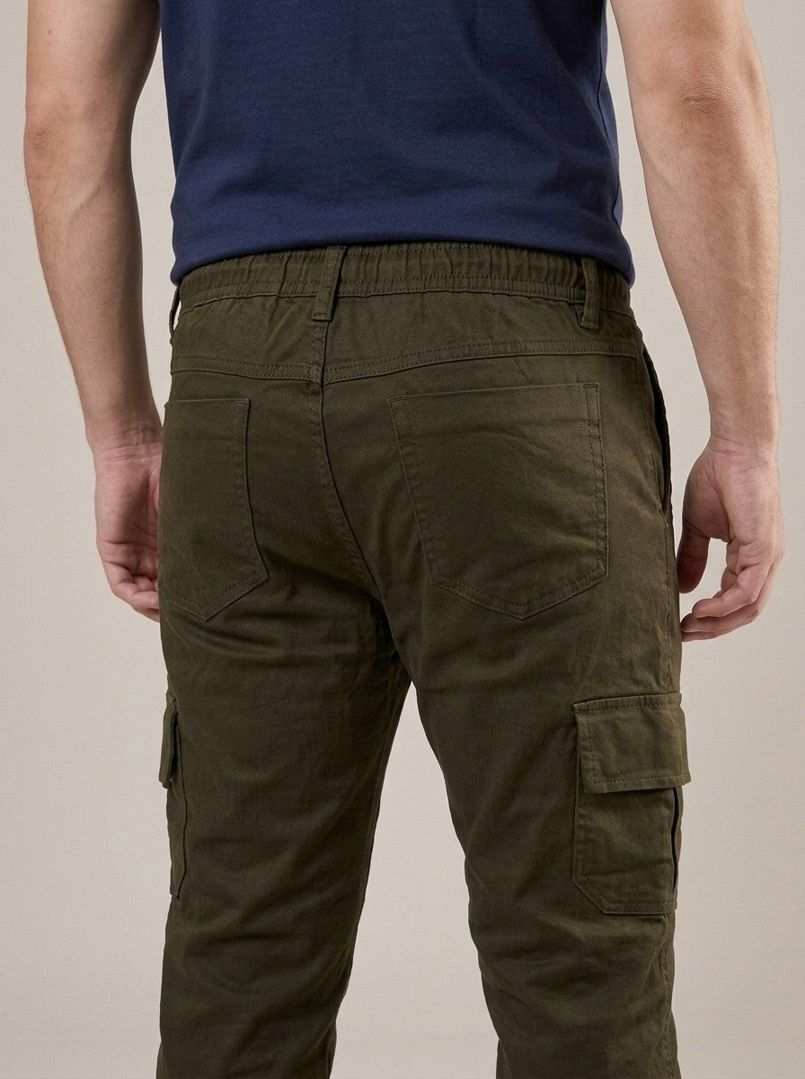 Calça Cargo Masculina de Sarja Verde Militar – detalhe dos bolsos traseiros