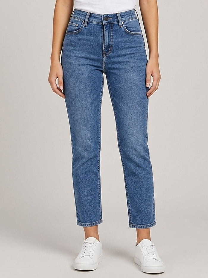 Calça Jeans Feminina Reta – frente, meio corpo