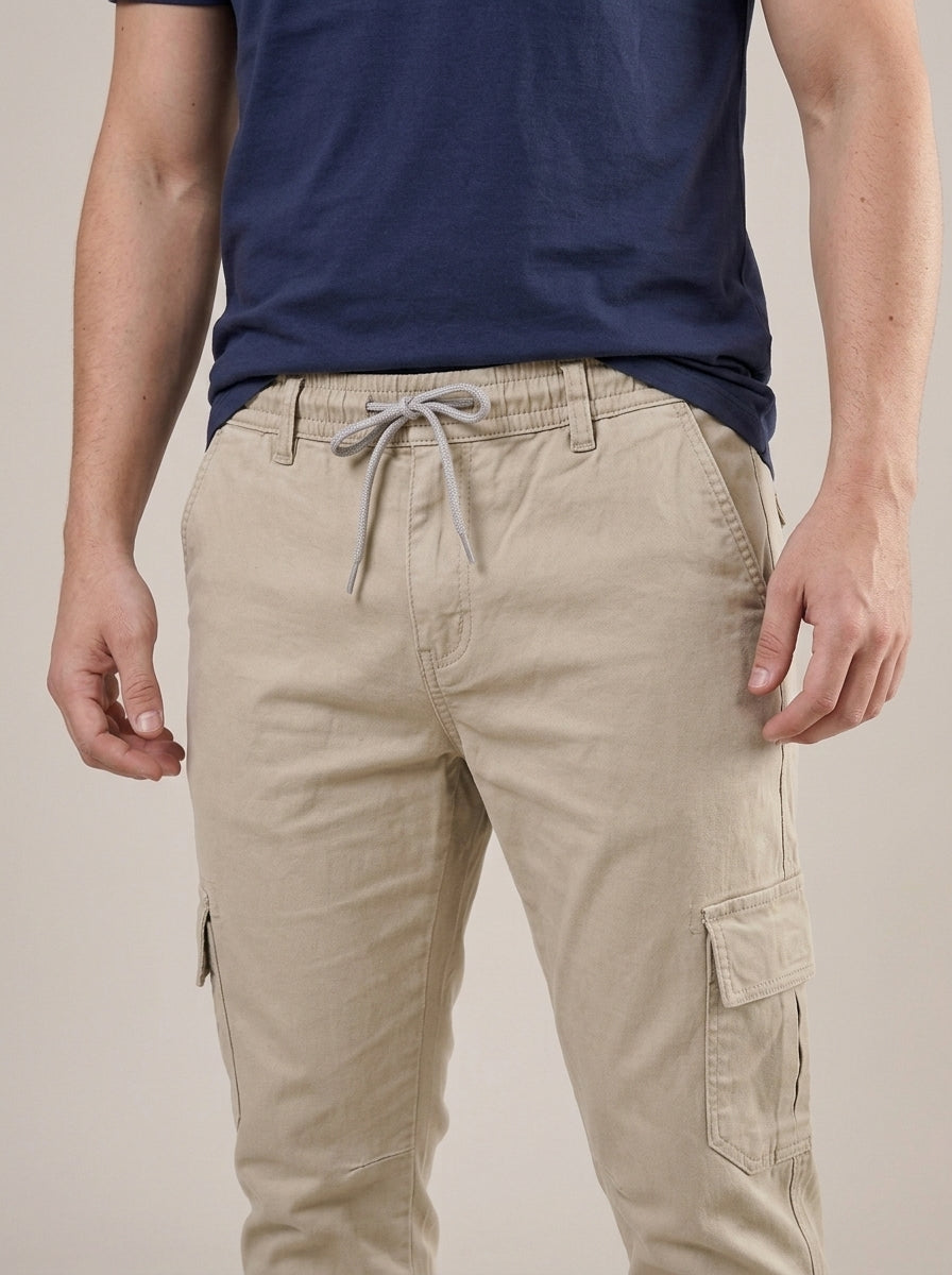 Calça Cargo Masculina de Sarja Bege – detalhe da frente