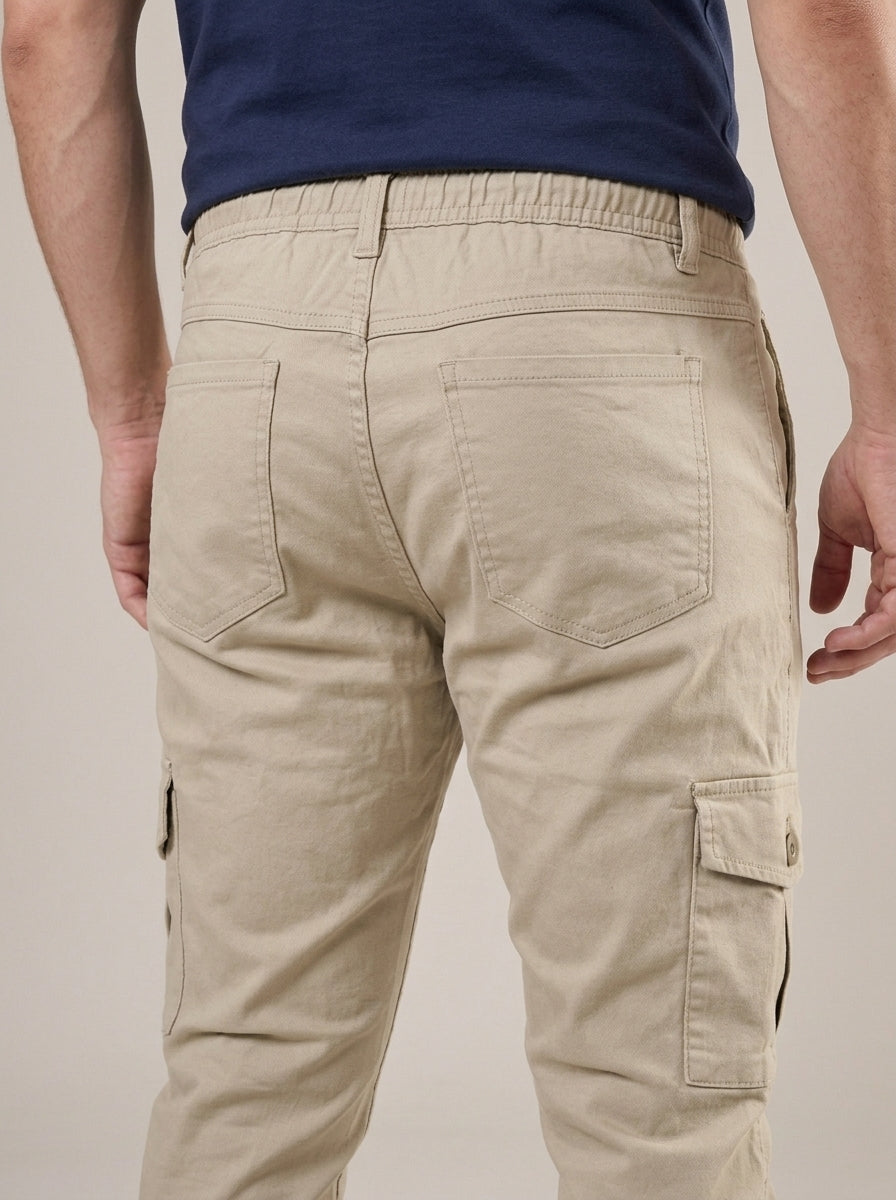 Calça Cargo Masculina de Sarja Bege – detalhe dos bolsos traseiros