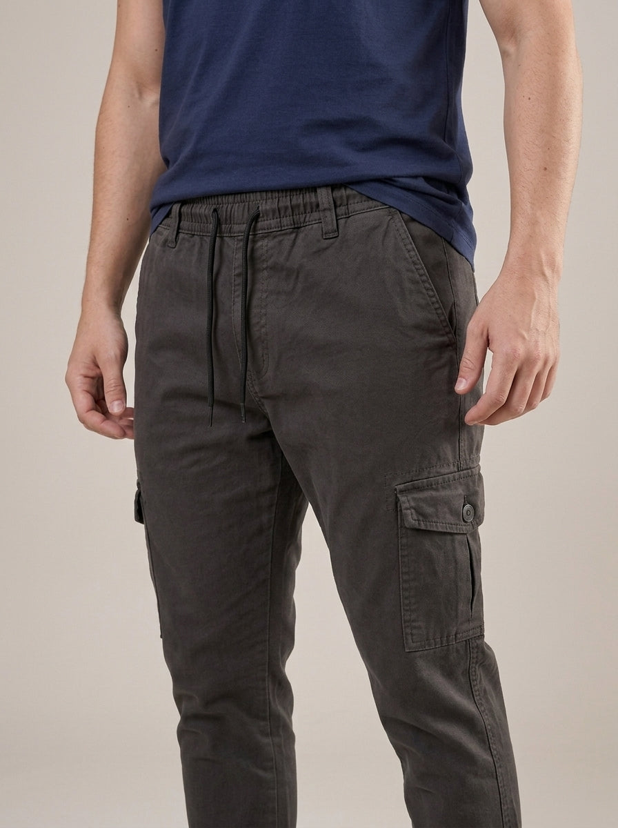 Calça Cargo Masculina de Sarja Chumbo – detalhe da frente
