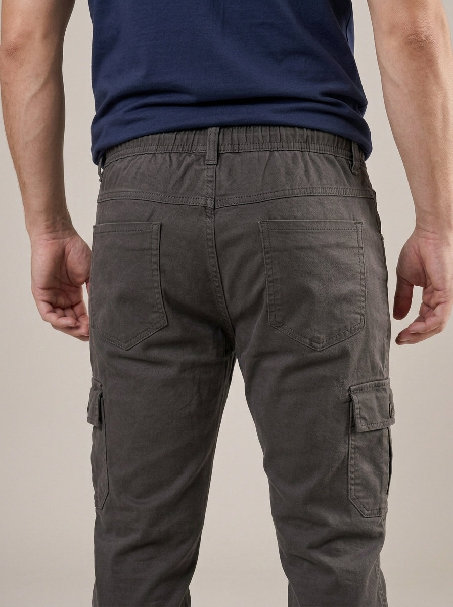 Calça Cargo Masculina de Sarja Chumbo – detalhe dos bolsos traseiros