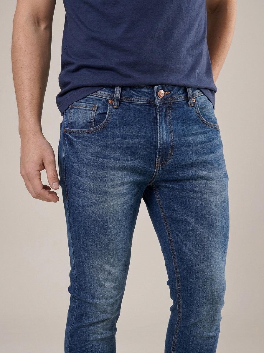 Calça Jeans Masculina Skinny Azul Médio – detalhe da frente