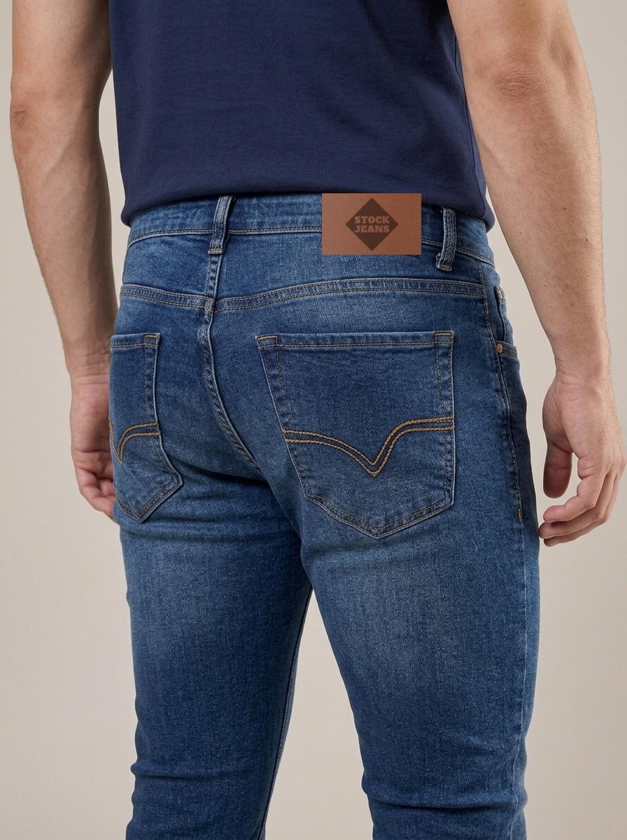 Calça Jeans Masculina Skinny Azul Médio – detalhe dos bolsos traseiros