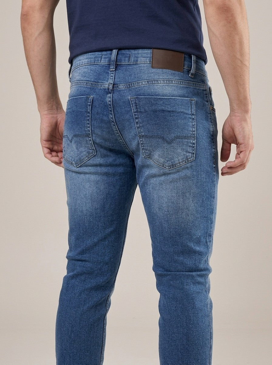 Calça Jeans Masculina Reta Tradicional Azul Atlântico – detalhe dos bolsos traseiros