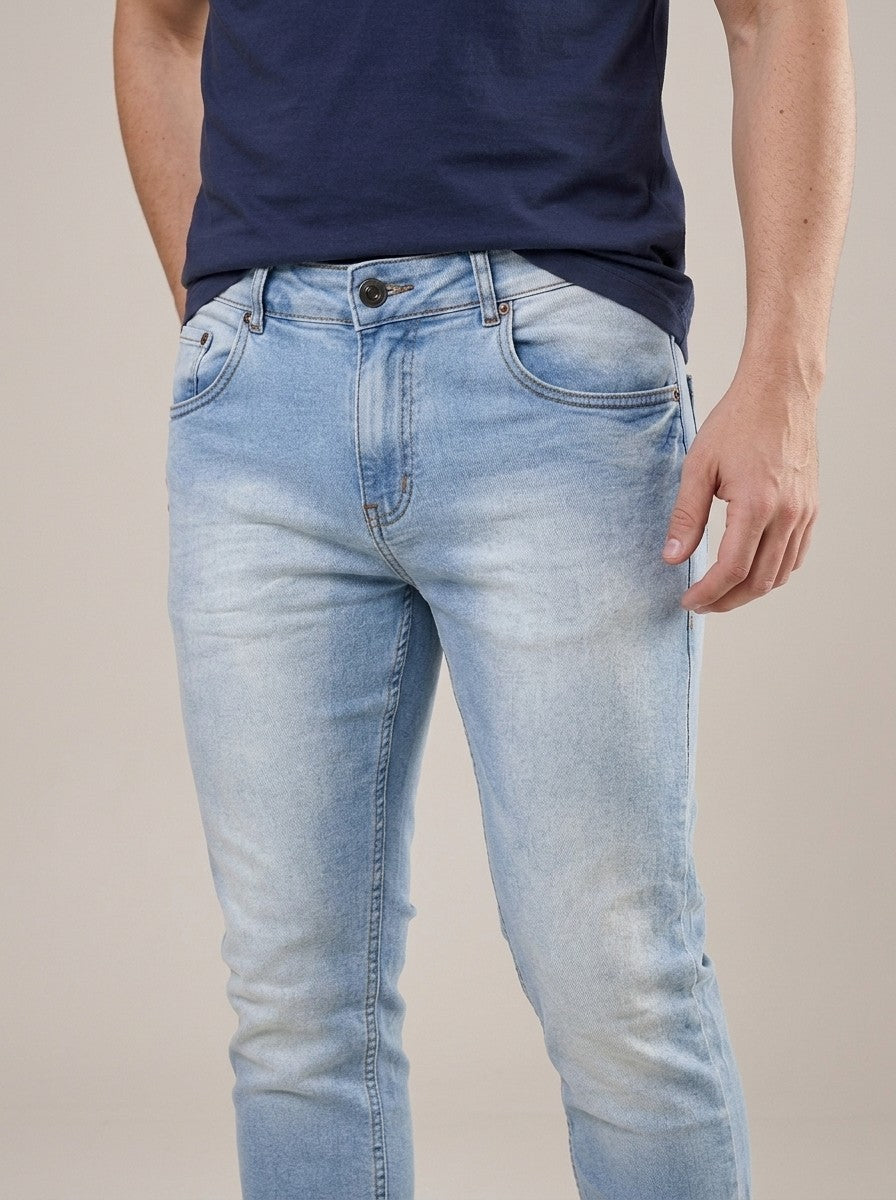 Calça Jeans Masculina Reta Tradicional Azul Light – detalhe da frente