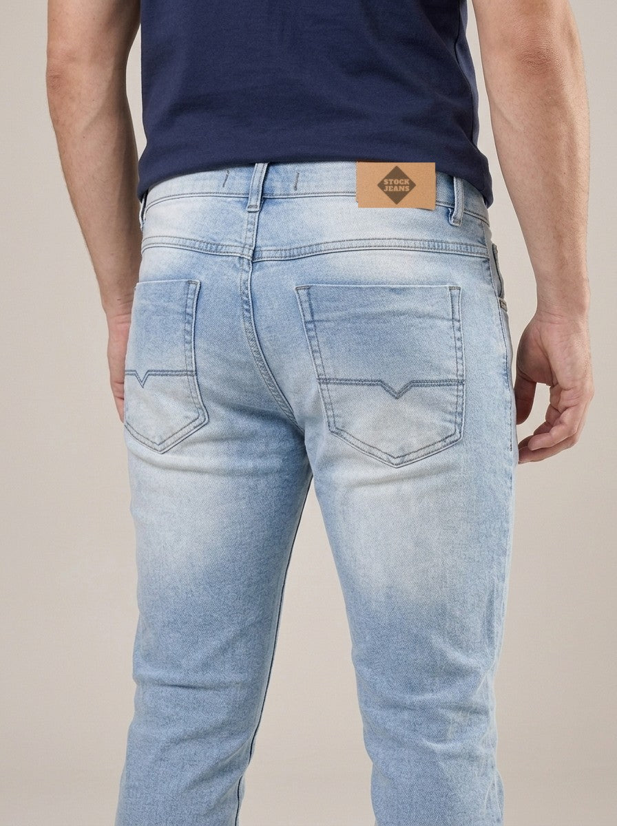 Calça Jeans Masculina Reta Tradicional Azul Light – detalhe dos bolsos traseiros