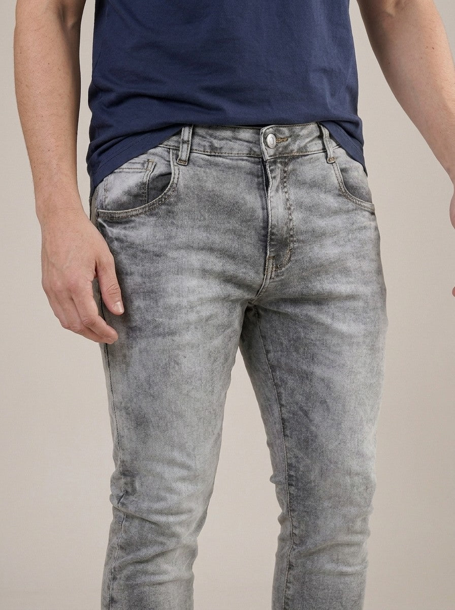 Calça Jeans Masculina Slim Cinza Claro Estonado – detalhe da frente