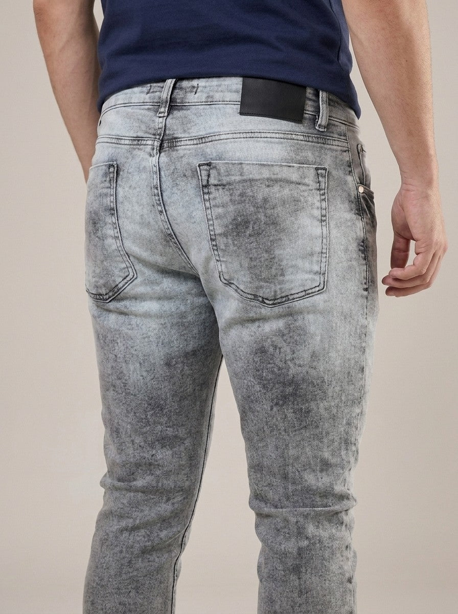 Calça Jeans Masculina Slim Cinza Claro Estonado – detalhe dos bolsos traseiros