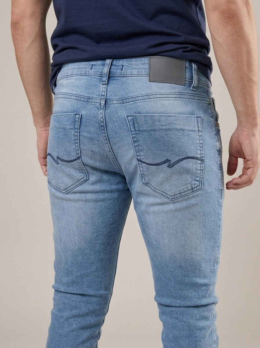 Calça Jeans Masculina Slim Cós Passantes Azul Bahamas – detalhe dos bolsos traseiros