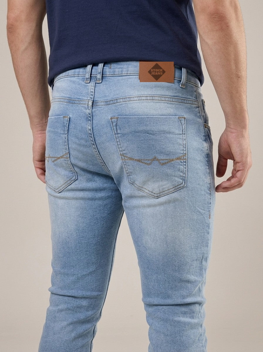 Calça Jeans Masculina Slim Cós Passantes Azul Sky – detalhe dos bolsos traseiros